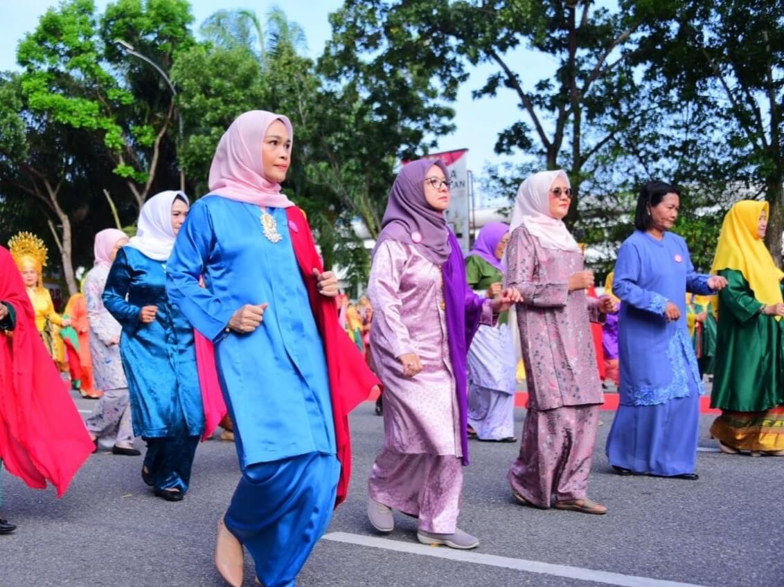 Tari zapin yang ditampilkan berakar dari zapin meskom sebuah varian tari zapin khas desa meskom kabupaten bengkalis sumber bengkaliskab Go Id